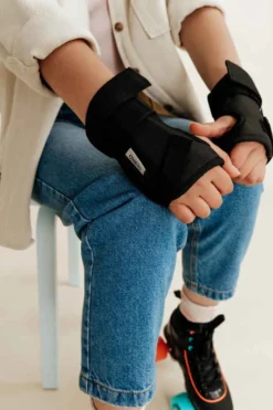 Set 3x2 Protections Roller Trottinette Skate Enfant PLAY Noir -Sportmania protections roller enfant play blanc turquoise 14