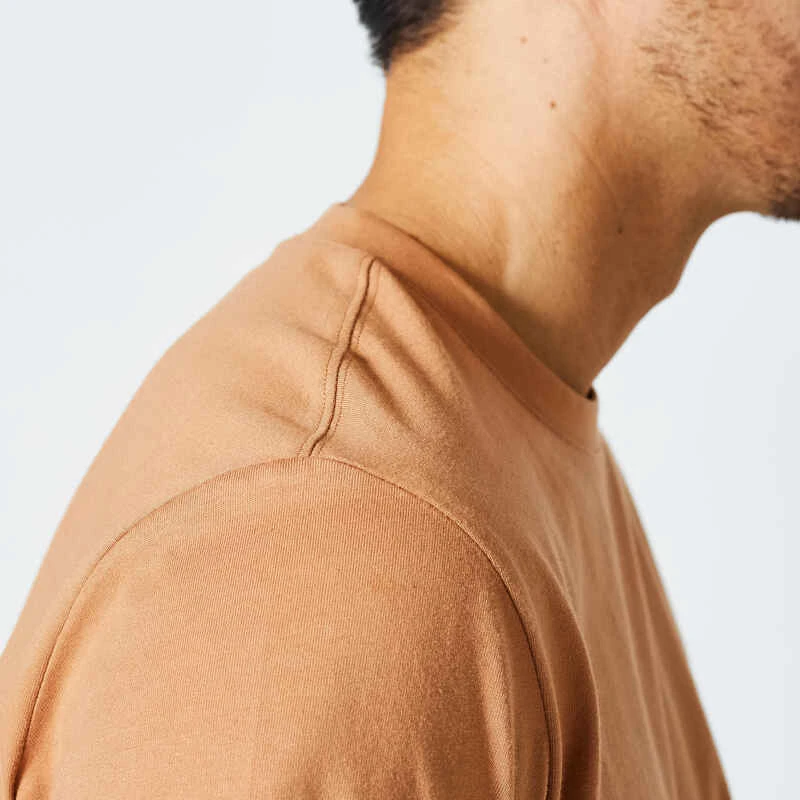 T-Shirt Fitness Homme - 500 Essentials Marron Noisette 5 T-Shirt Fitness Homme - 500 Essentials Marron Noisette – Image 5