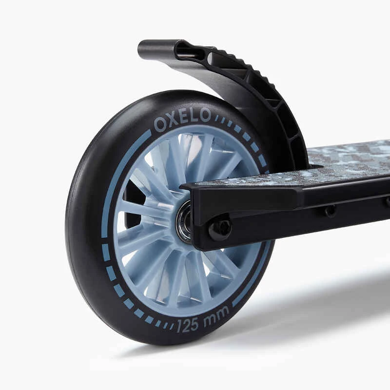 TROTTINETTE ENFANT MID5 AVEC FREIN AU GUIDON ET SUSPENSION GREY BLUE 6 TROTTINETTE ENFANT MID5 AVEC FREIN AU GUIDON ET SUSPENSION GREY BLUE – Image 6